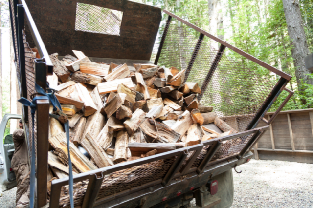 Camion de livraison de bois de chauffage APN Nivelles, déversement sur trottoir